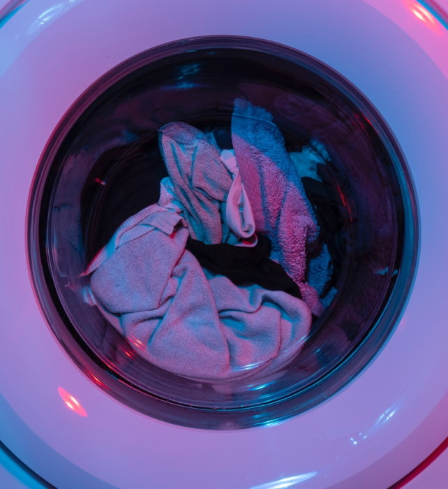 Κάδως πλυντηρίου με ρούχα