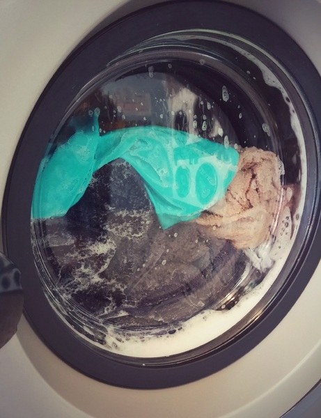 Κάδος πλυντηρίου με ρούχα