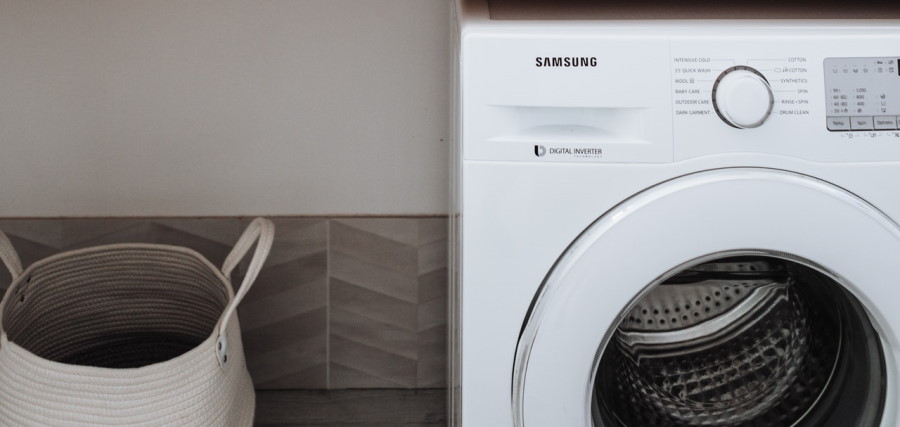 Πλυντήριο ρούχων Samsung με καλάθι απλύτων δίπλα