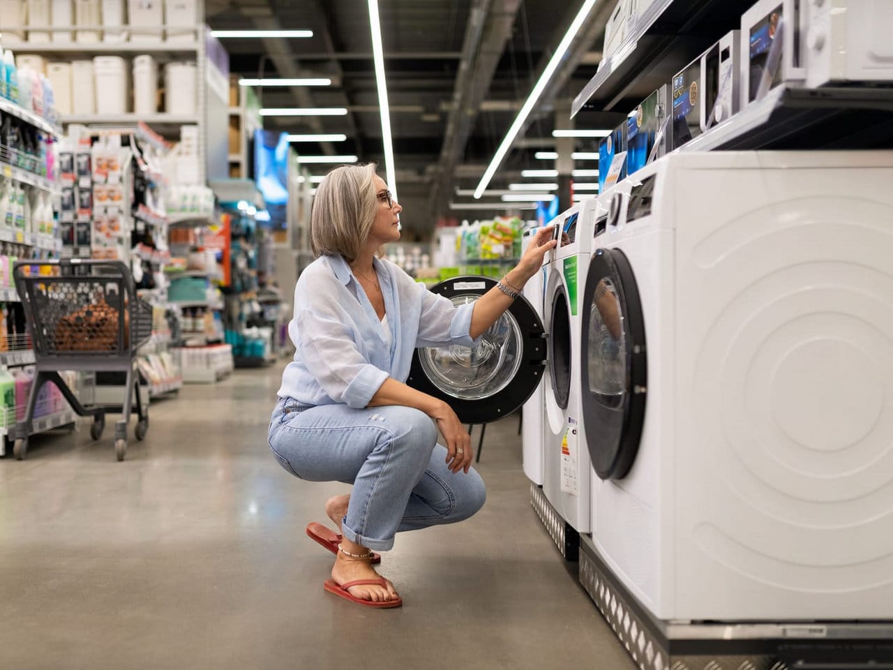 γυναίκα αγοράζει πλυντήριο